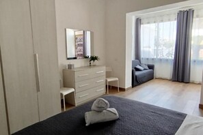 1 habitación, tabla de planchar con plancha y cuna de viaje 