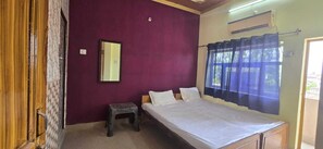 Desk, free WiFi - Shiva River Guest House (Varanasi)