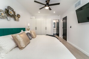 A bedroom with a bed, a ceiling fan, a TV, and a wardrobe. - 3 Ensuite Suites · Mile to Lucas Oil (Indianapolis)