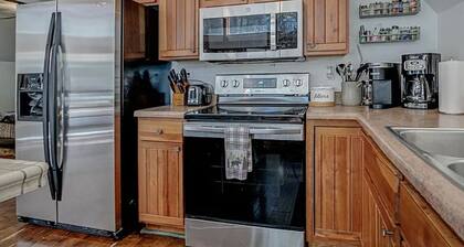 2 King Beds, Family-Friendly- Fenced, Pets OK, Loft, Fire Pit, Coffee Bar & WIFI