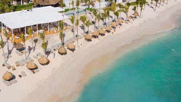 Beach nearby, sun loungers, beach towels