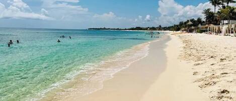 Chaise longue, serviettes de plage