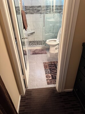 Shower, hair dryer, towels, soap - Welcoming Studio with WiFi in Charming Carpinteria Cozort Beach Properties (Carpinteria)