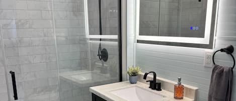 Ducha, secador de pelo, toallas y papel higiénico