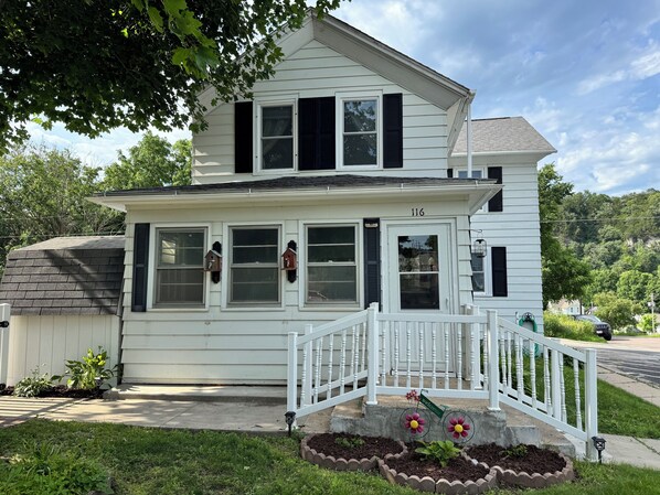 Exterior - Quaint home with large yard, pet friendly, bike storage right off the trailhead (Lanesboro)
