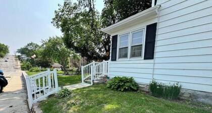 Quaint home with large yard, pet friendly, bike storage right off the trailhead