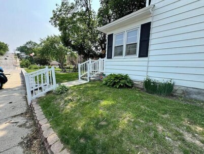 Quaint home with large yard, pet friendly, bike storage right off the trailhead