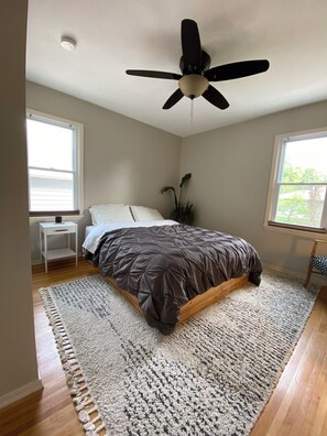3 habitaciones, tabla de planchar con plancha, wifi y ropa de cama 