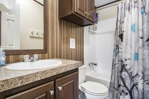 Shower, hair dryer, towels - Josietta's Hill Country Hideaway (Bandera)