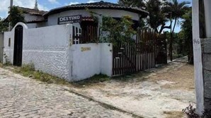 A building with a sign reading "DESTINO LIVING". -  Pipa Universo (Tibau do Sul)