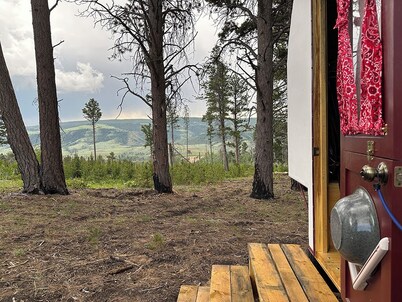 Luxuriously Rustic Hand-Crafted Sheep Wagon in Private Wooded Area with Views