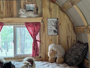 1 bedroom, bed sheets