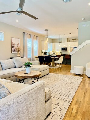 Smart TV - Modern 3BR Townhome w/Garage - Walk to Midtown/Downtown Tallahassee & FSU (Tallahassee)