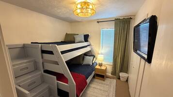 3 slaapkamers, een bureau, een strijkplank/strijkijzer, reisbedje