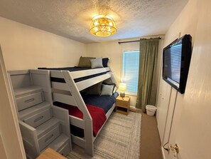 3 Schlafzimmer, Schreibtisch, Bügeleisen/Bügelbrett, Reisekinderbett