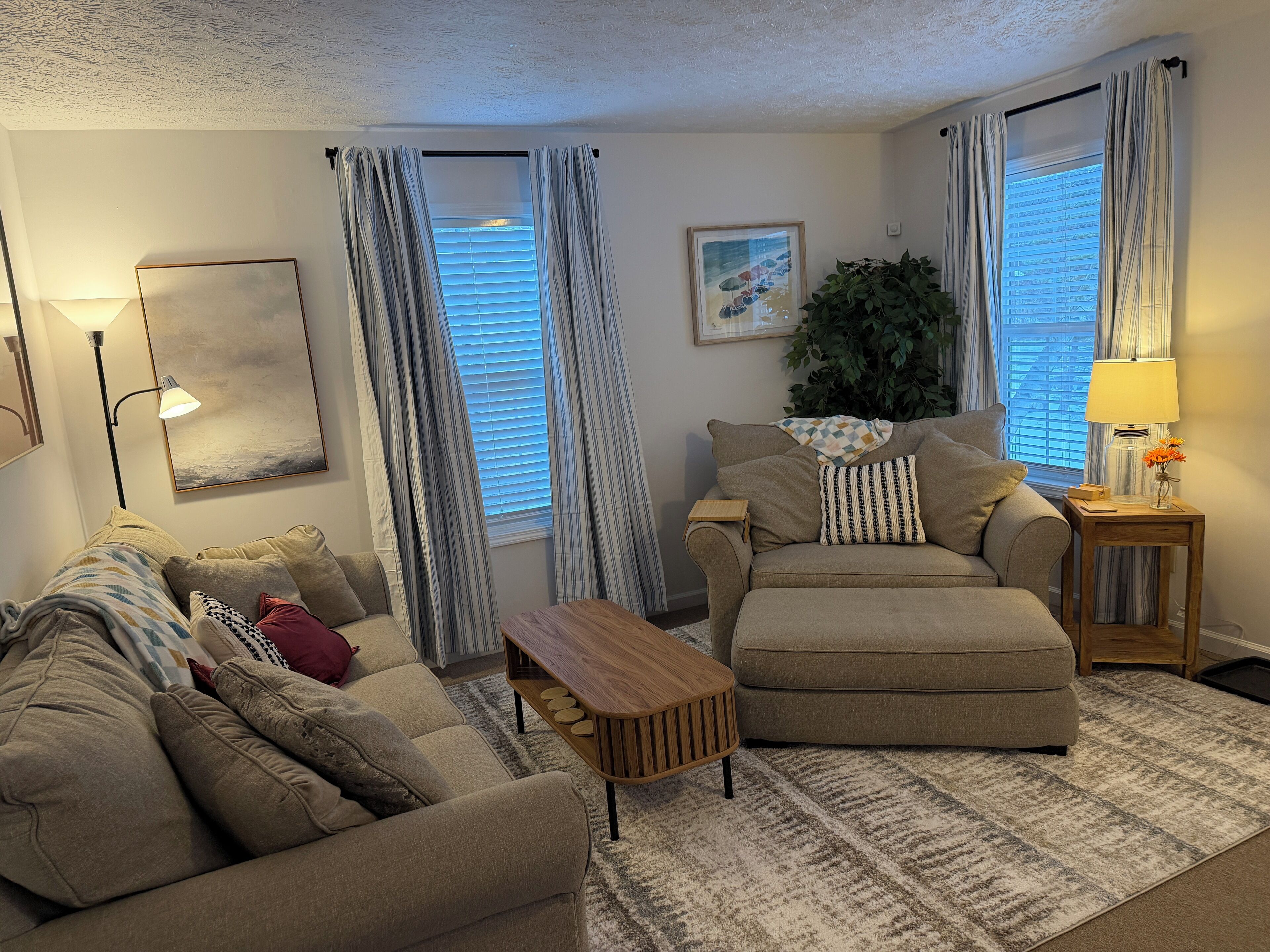 Una Smart TV, una chimenea, videojuegos, una pantalla de ordenador