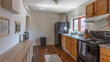 Een koelkast, een magnetron, een oven, een kookplaat