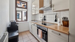 Una cocina moderna con ventana, horno empotrado y fregadero.