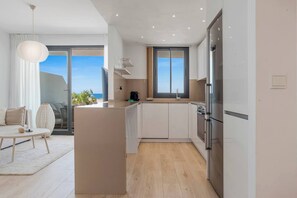 Fridge, oven, stovetop, dishwasher