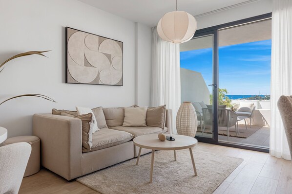 TV - Estepona Beach Getaway! 2BR Apartment w/ Sea View (Estepona)