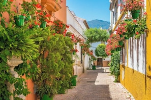 Property grounds - Estepona Beach Getaway! 2BR Apartment w/ Sea View (Estepona)