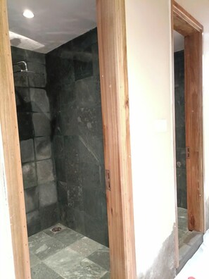 Dormitorio compartido Deluxe, vista al jardín | Baño