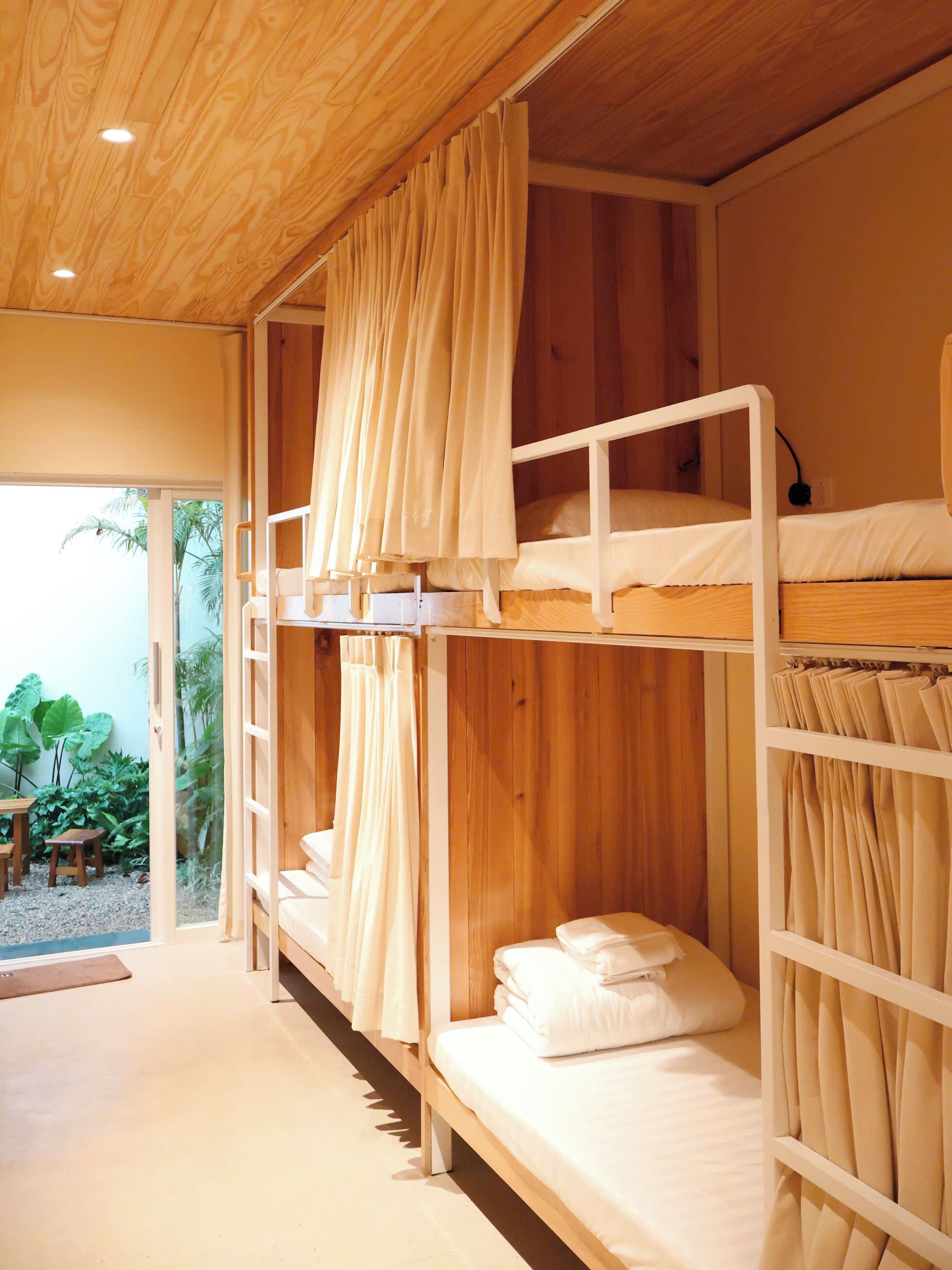 Cortinas blackout, insonorización y tabla de planchar con plancha 