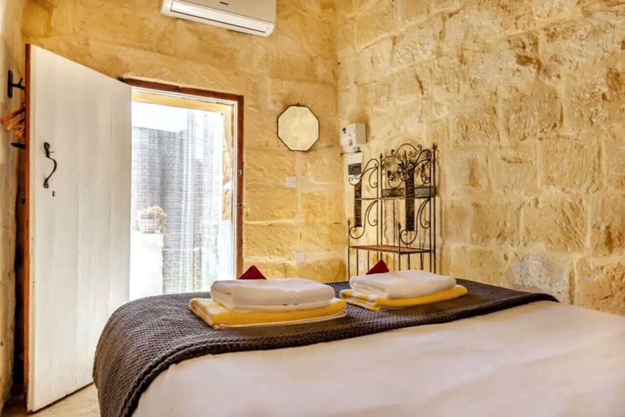 1 bedroom, desk, travel cot, WiFi