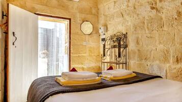 1 bedroom, desk, travel crib, WiFi