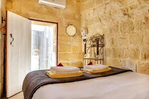 1 bedroom, desk, travel crib, WiFi