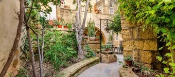 Beautiful Garden Cottage in Restored Country Home