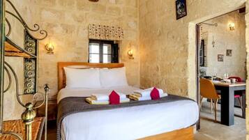 1 bedroom, desk, travel crib, WiFi