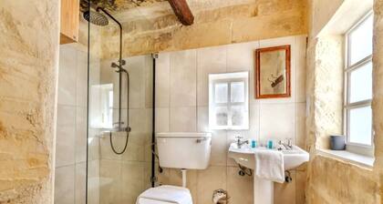 Beautiful Garden Cottage in Restored Country Home