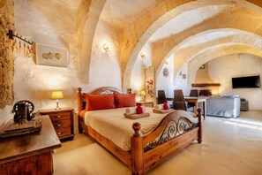 1 bedroom, desk, WiFi, bed sheets