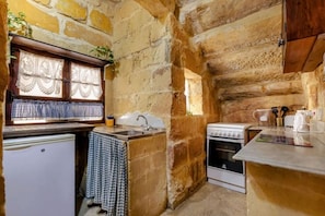 Réfrigérateur, four, plaque de cuisson, cafetiÚre/bouilloire