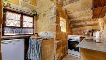 Fridge, oven, stovetop, coffee/tea maker