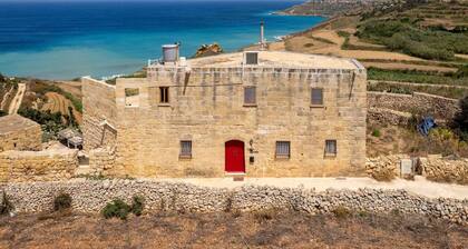 Secluded country Home: Beaches & Trails Nearby