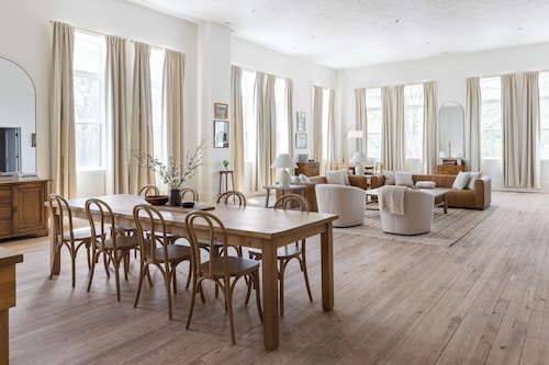 Salt Creek Atelier, a luxuriously cozy loft in downtown Ashland NE.