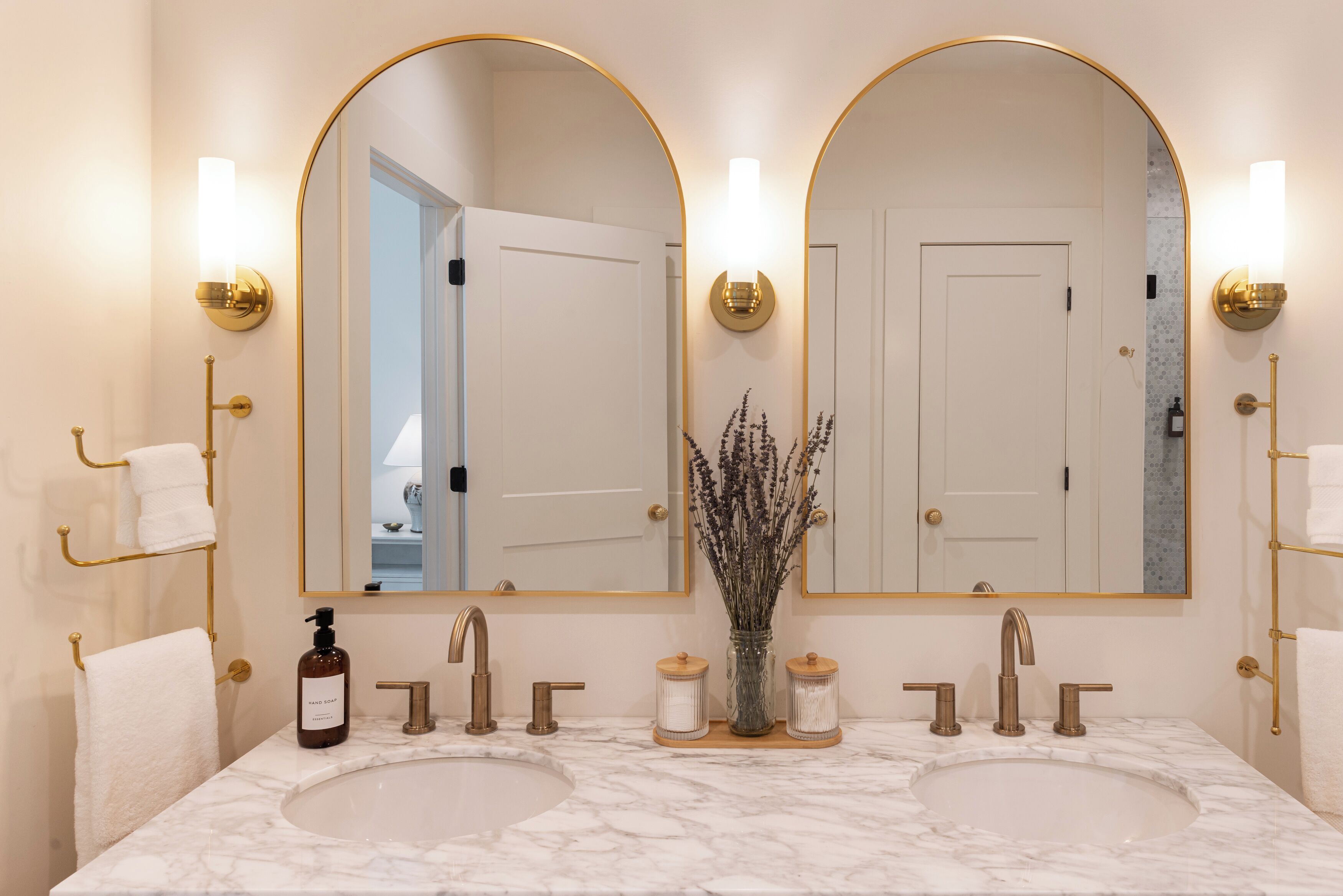 Haartrockner, Handtücher, Seife, Shampoo