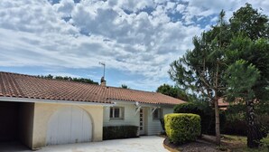 A single-story house with a tiled roof, a garage, and a well-maintained garden. - Family home in the heart of the Arcachon basin in Gujan Mestras (Gujan-Mestras)