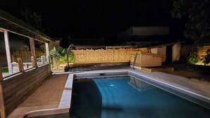 A swimming pool with a wooden deck and a bamboo fence. - Family home in the heart of the Arcachon basin in Gujan Mestras (Gujan-Mestras)