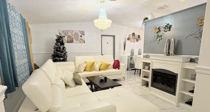 4-Bedroom Retreat: Near CHASE Stadium! Minutes away from the beach!