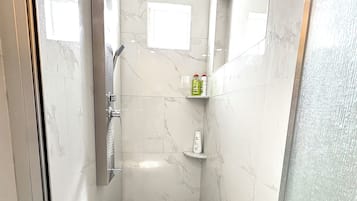 Shower, jetted bath, hair dryer, towels