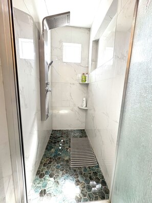 Shower, jetted bath, hair dryer, towels