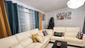 Una televisión, una chimenea