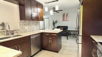 Geladeira, micro-ondas, fogão, cooktop