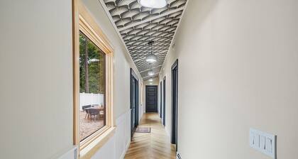 Newly Constructed 3-bedroom Modern Farmhouse - walk to Greenport Village!