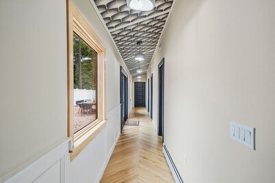 Newly Constructed 3-bedroom Modern Farmhouse - walk to Greenport Village!