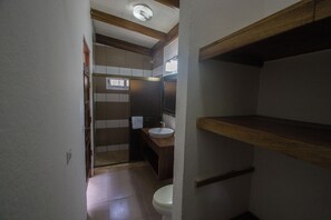 Douche, serviettes fournies, savon, papier de toilette