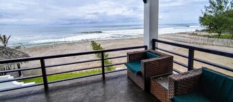 La Mansión. Al pie del mar.